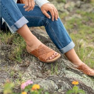 NEW Taos Footwear Brown Woven GURU Slide Sandals Retail $150